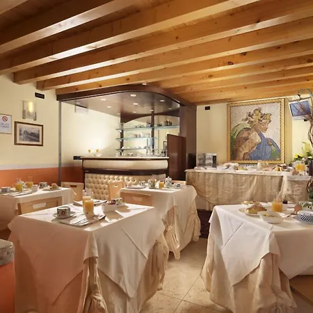 Hotel & Roma 2*